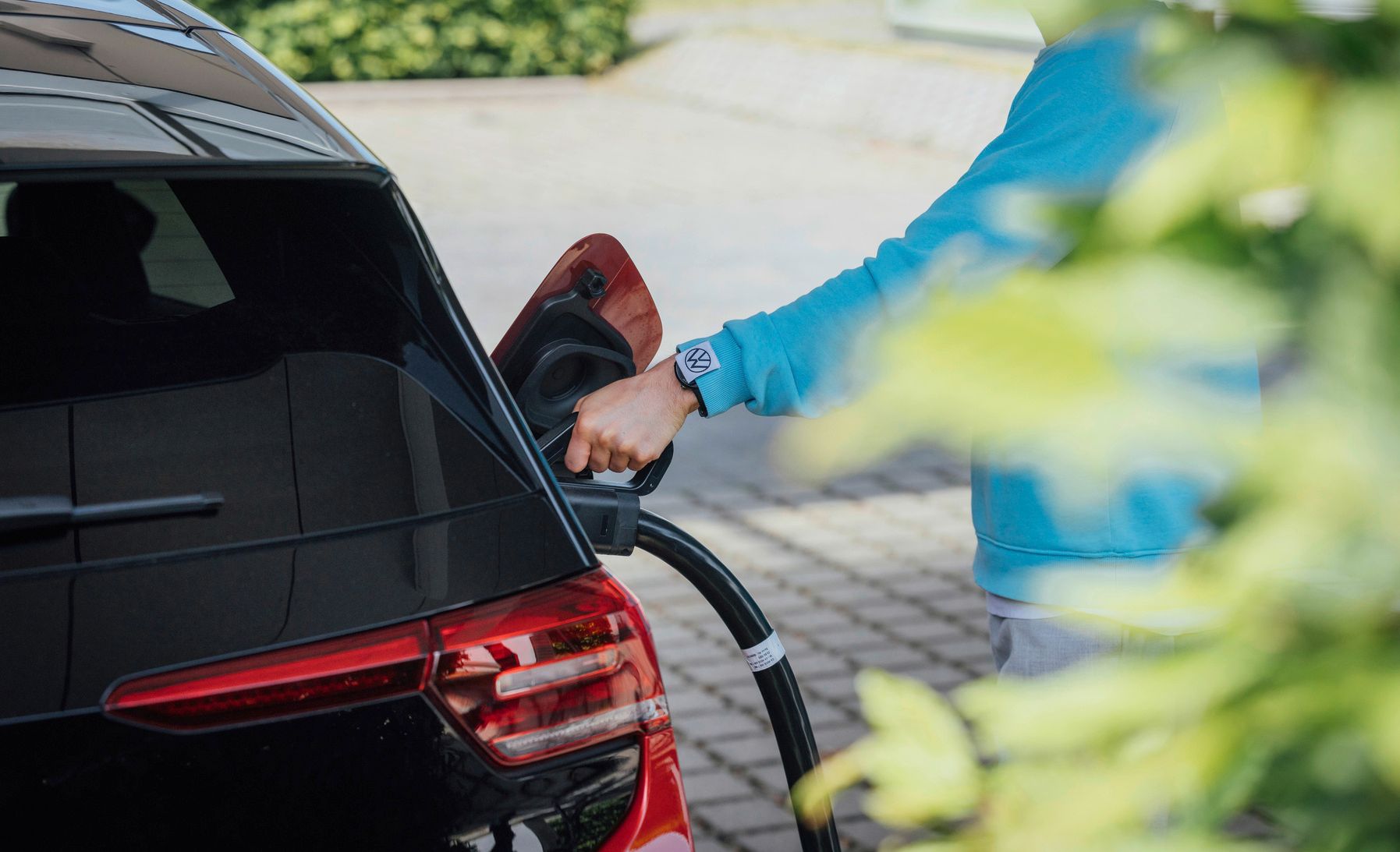 Kék pulóveres férfi tankol