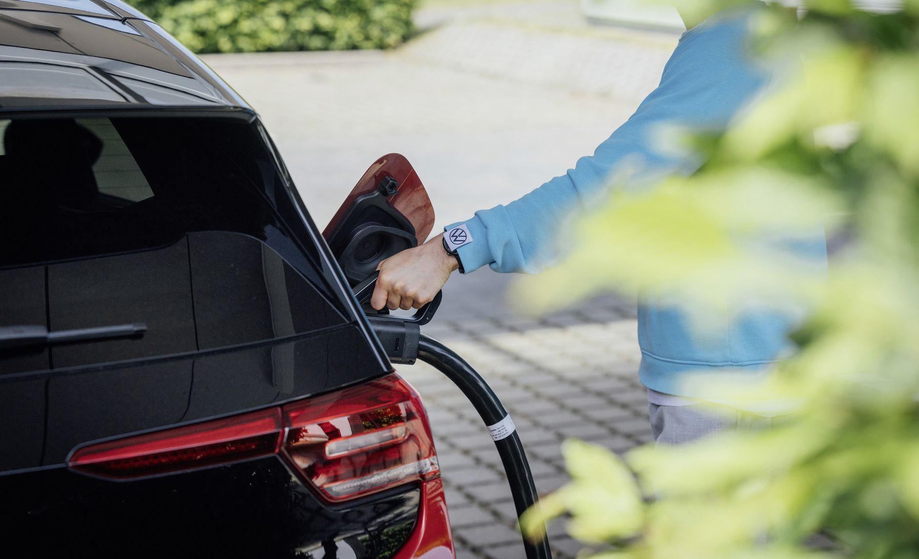 man hand fueling a car