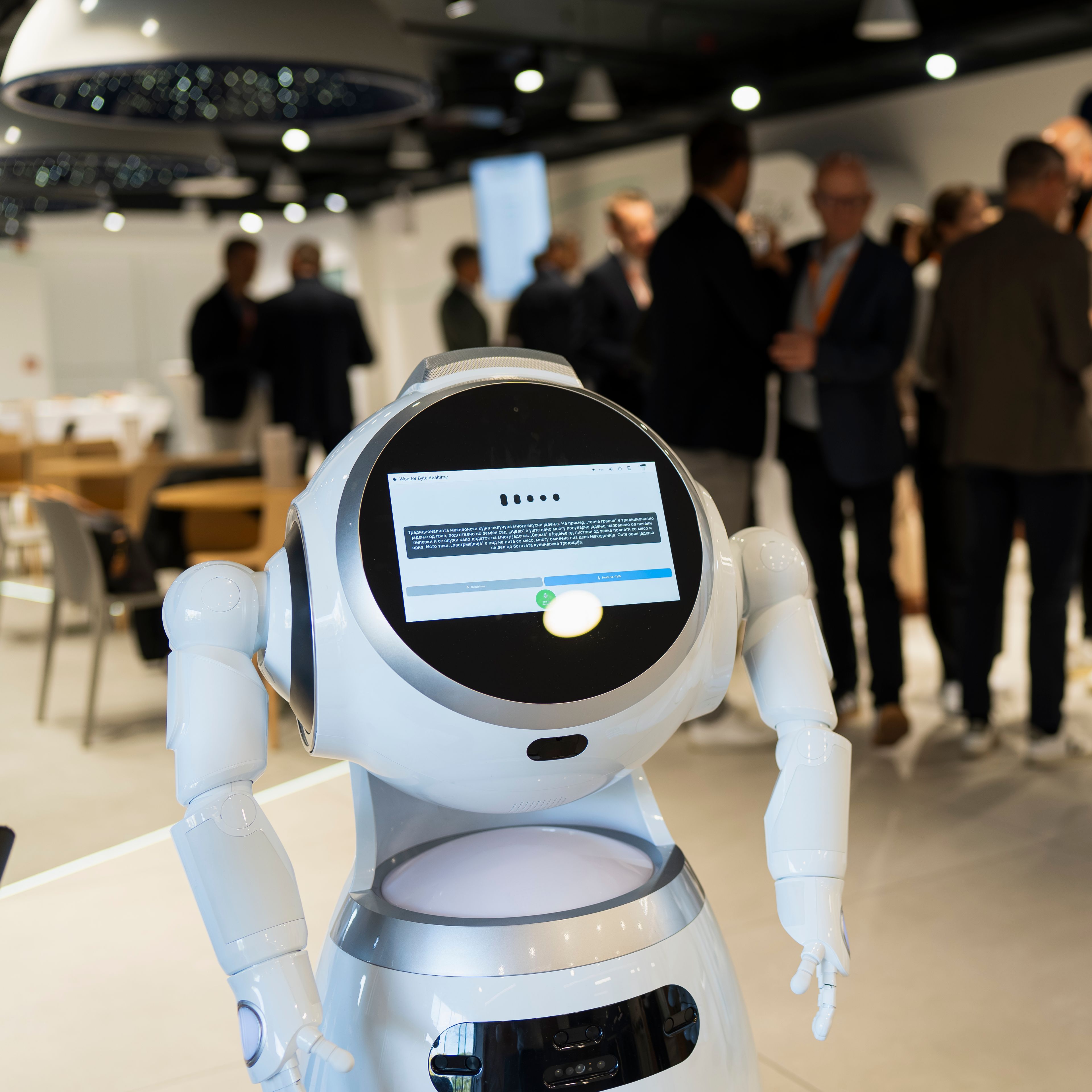 Egy AI robot áll egy rendezvény közepén.