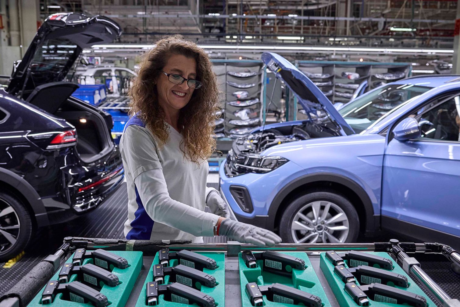 woman mechanic chooses a tool