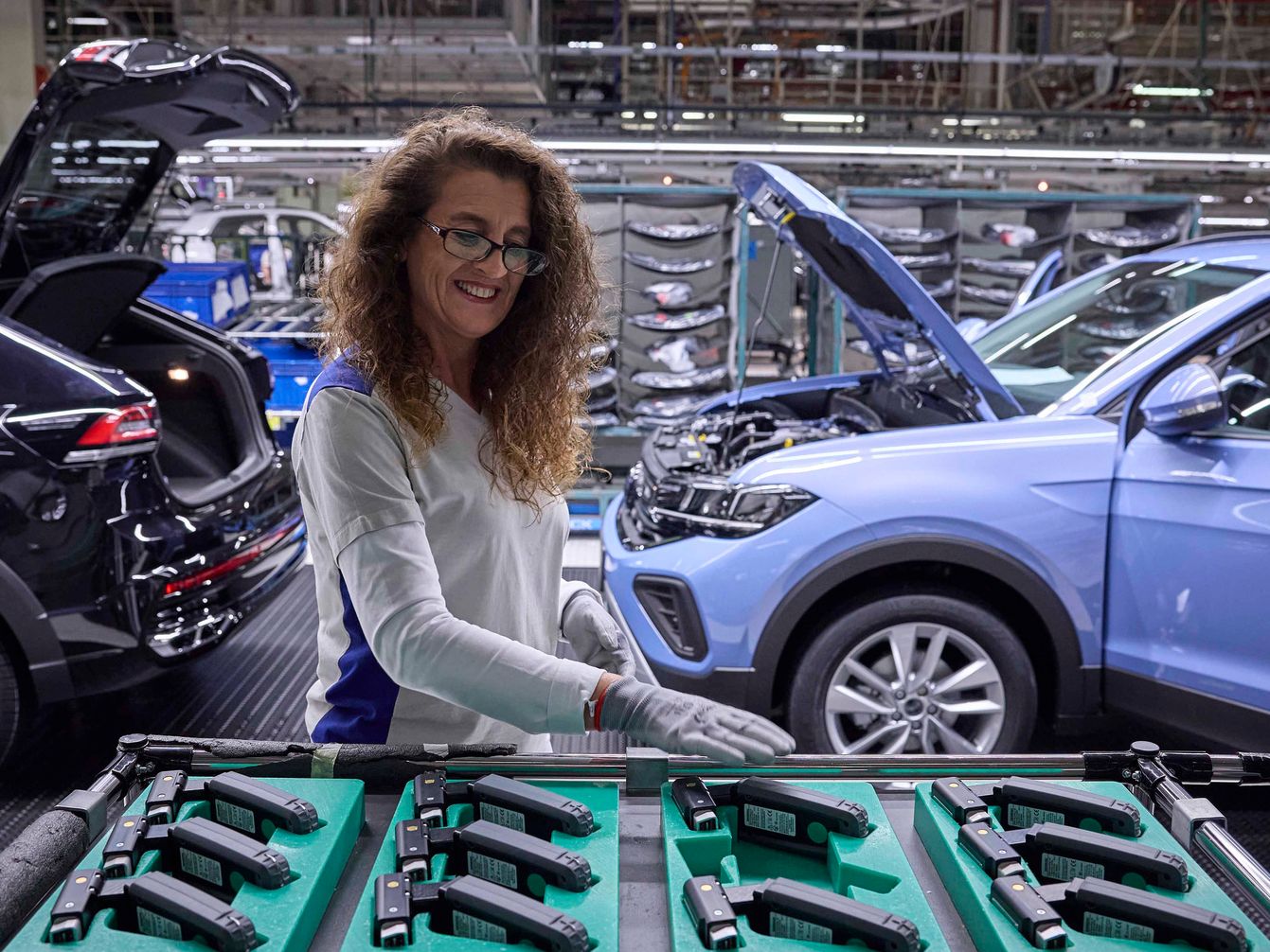 woman mechanic chooses a tool