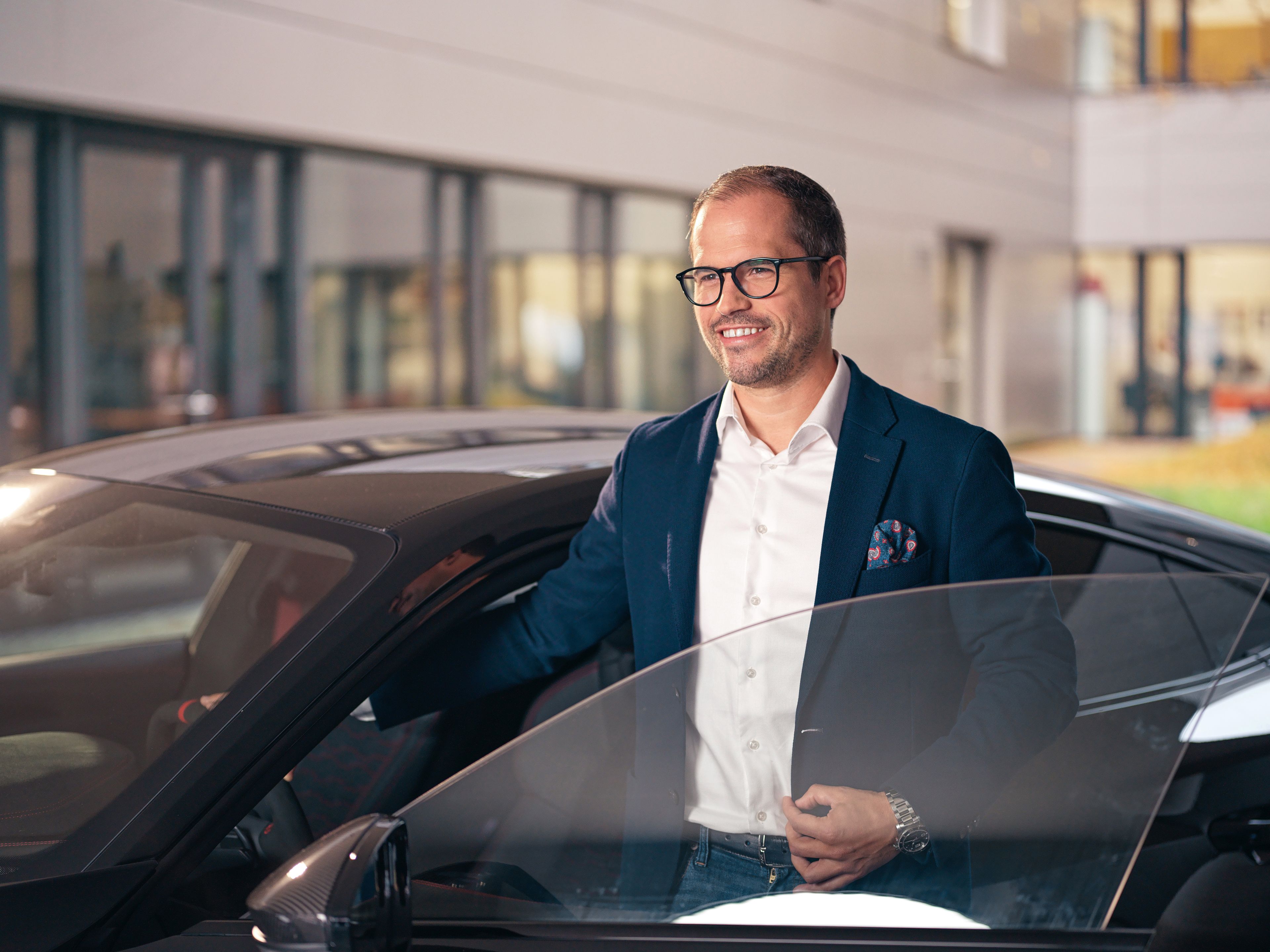 Egy férfi éppen kiszáll egy fekete autóból.