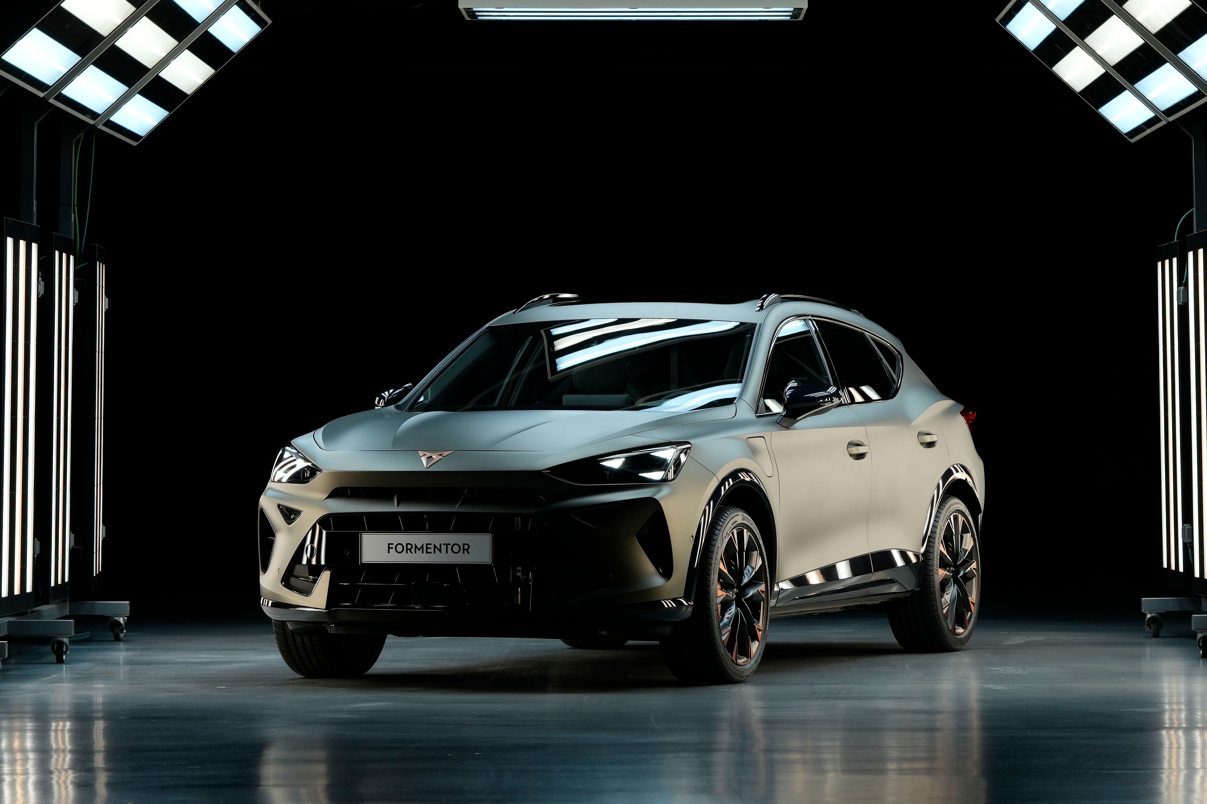 CUPRA Formentor in a dark alley