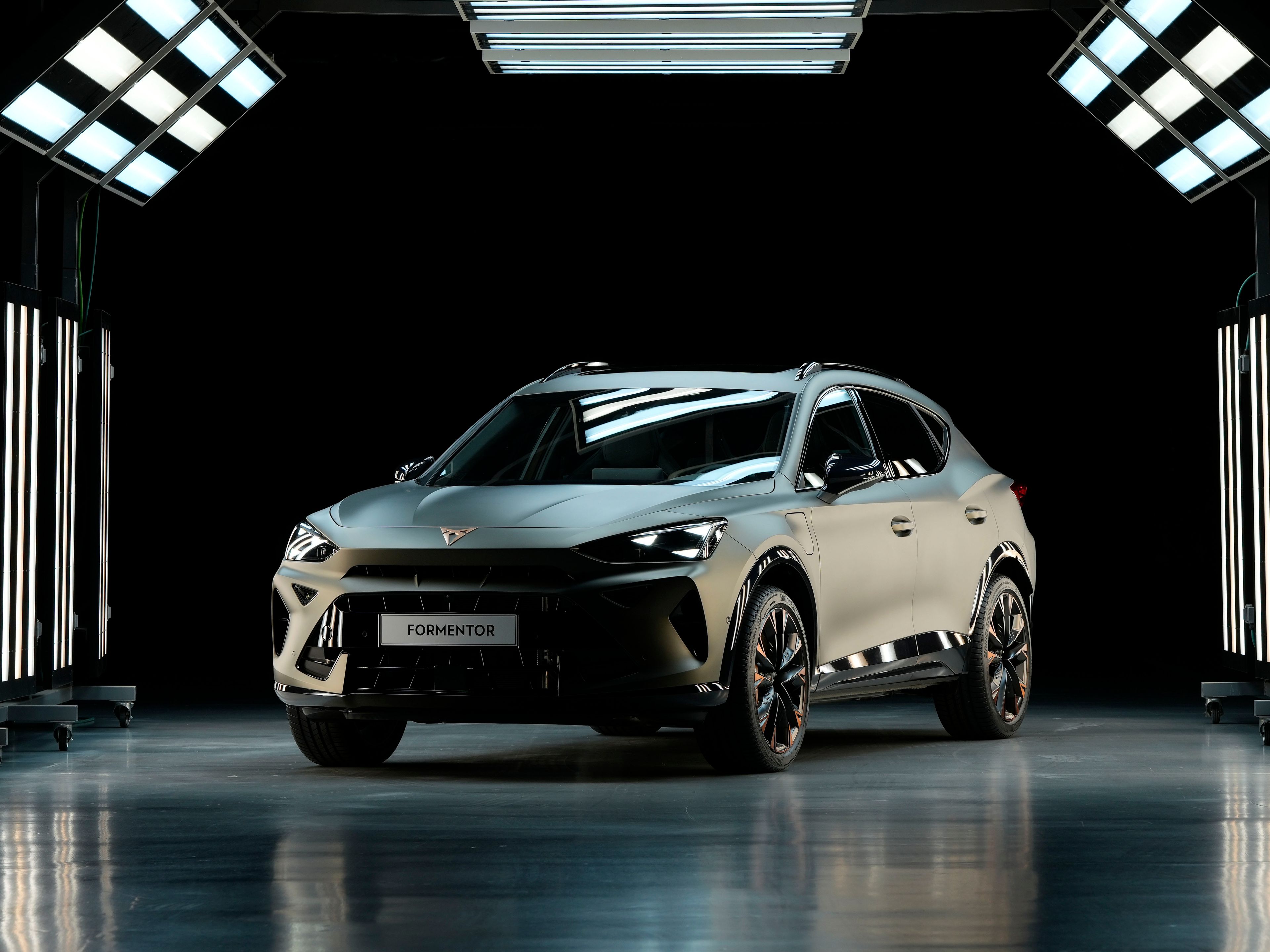 CUPRA Formentor in a dark alley