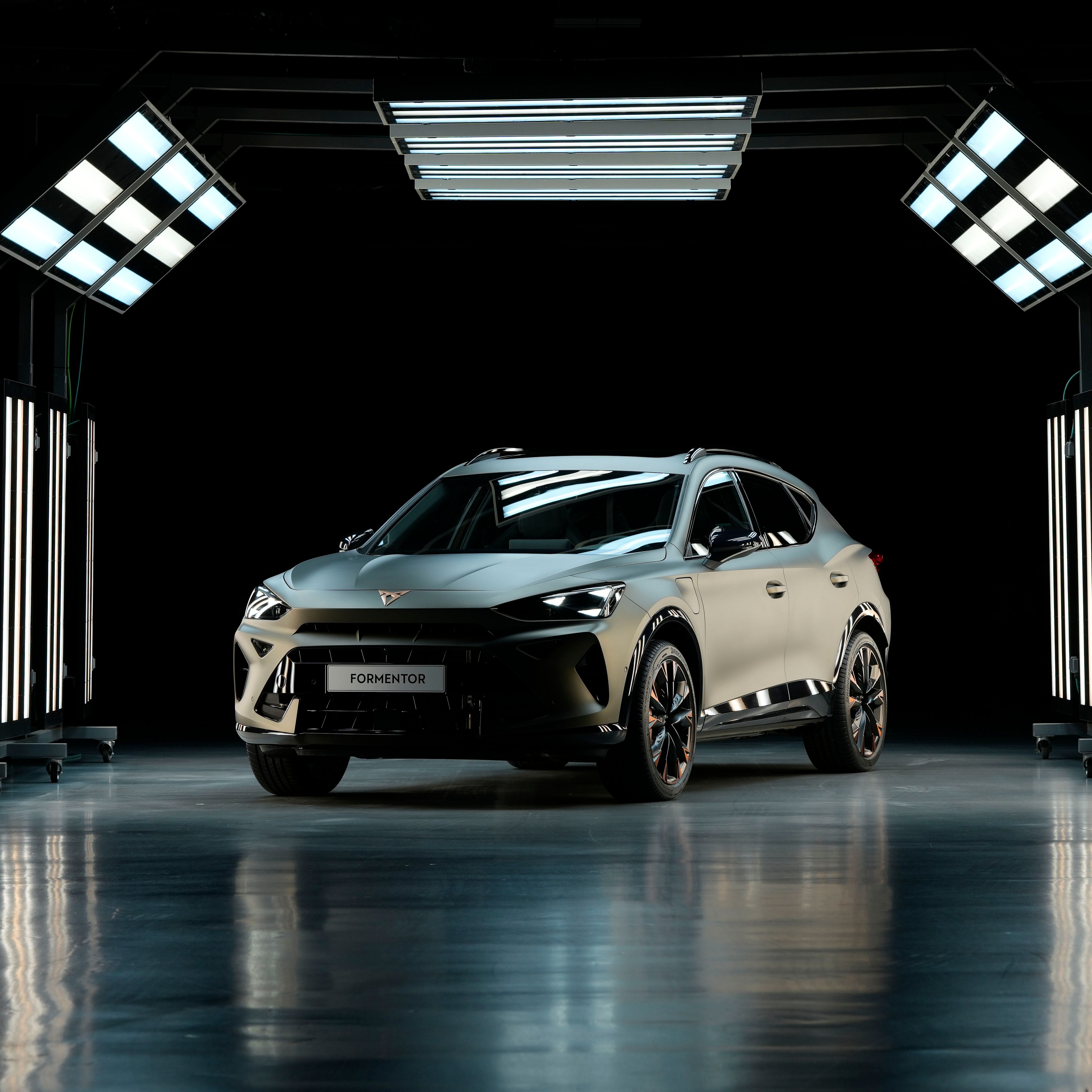 CUPRA Formentor in a dark alley