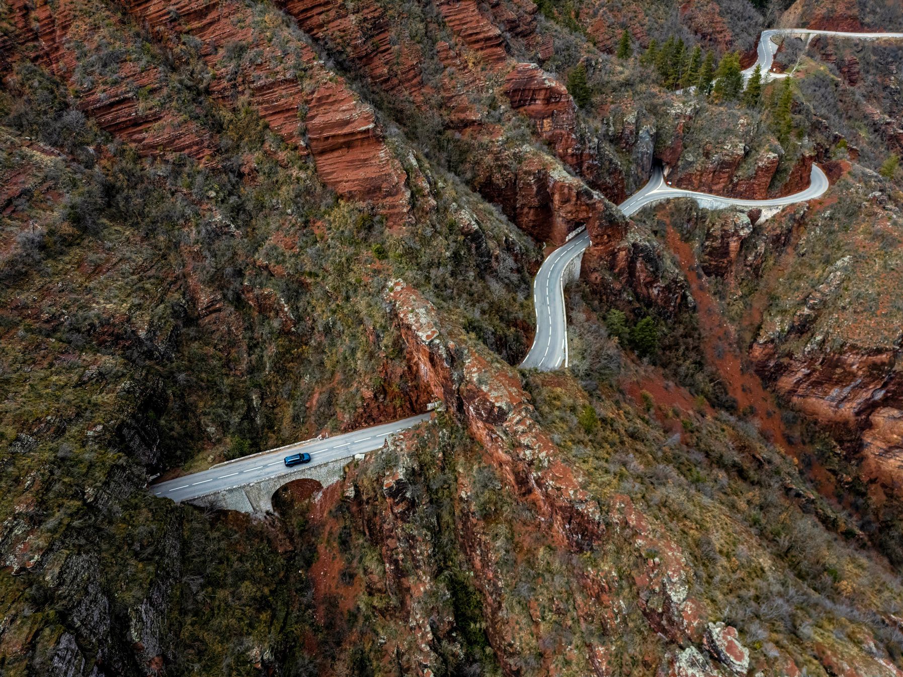 Hegyvidéki szerpentin út felülnézetből