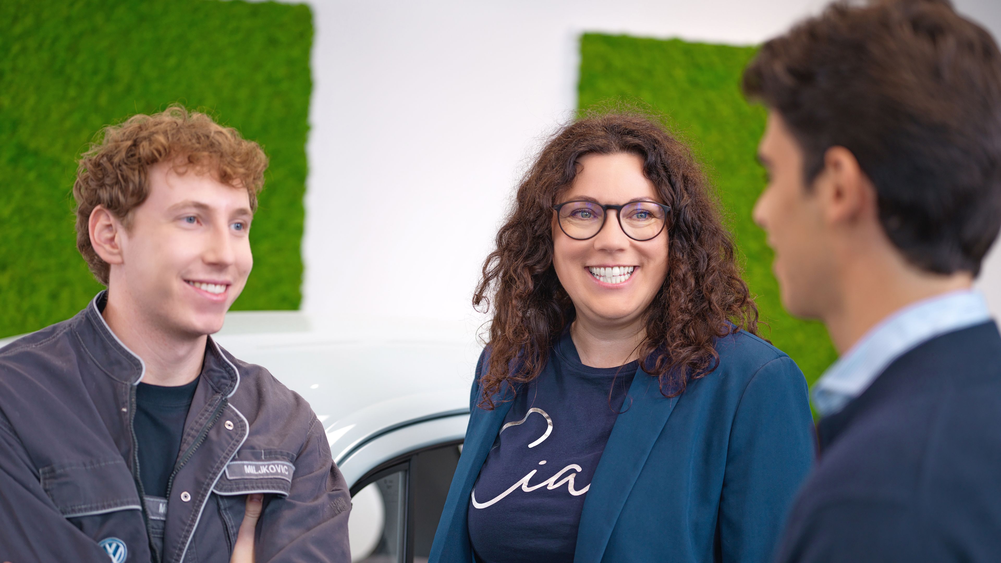 Hárman beszélgetnek.