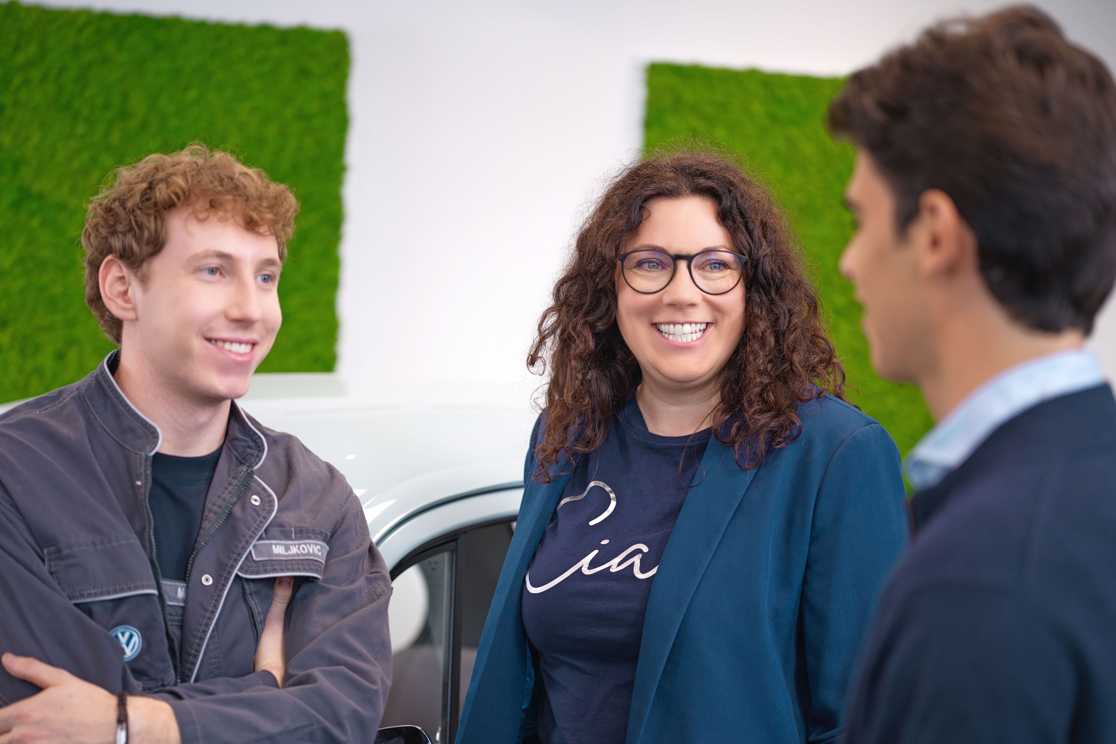 Hárman beszélgetnek.