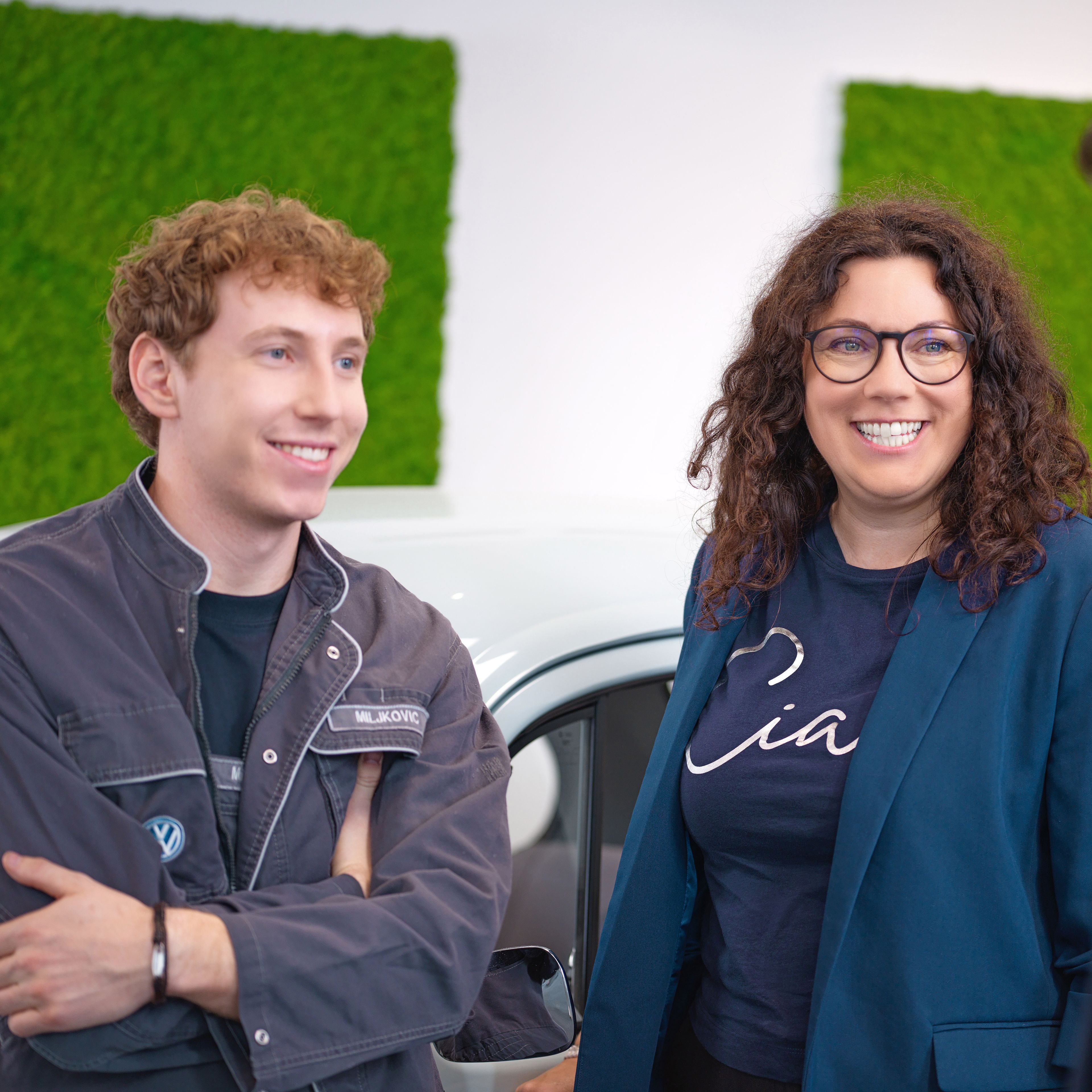 Hárman beszélgetnek.