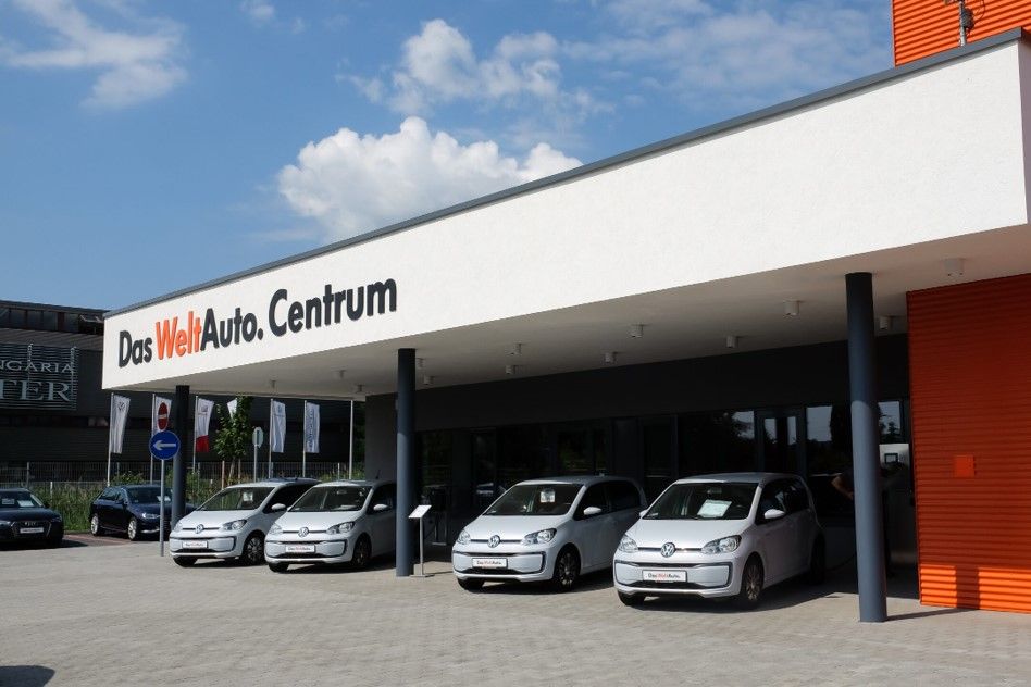 Daw welt auto centrum with VW modelles in front of the building