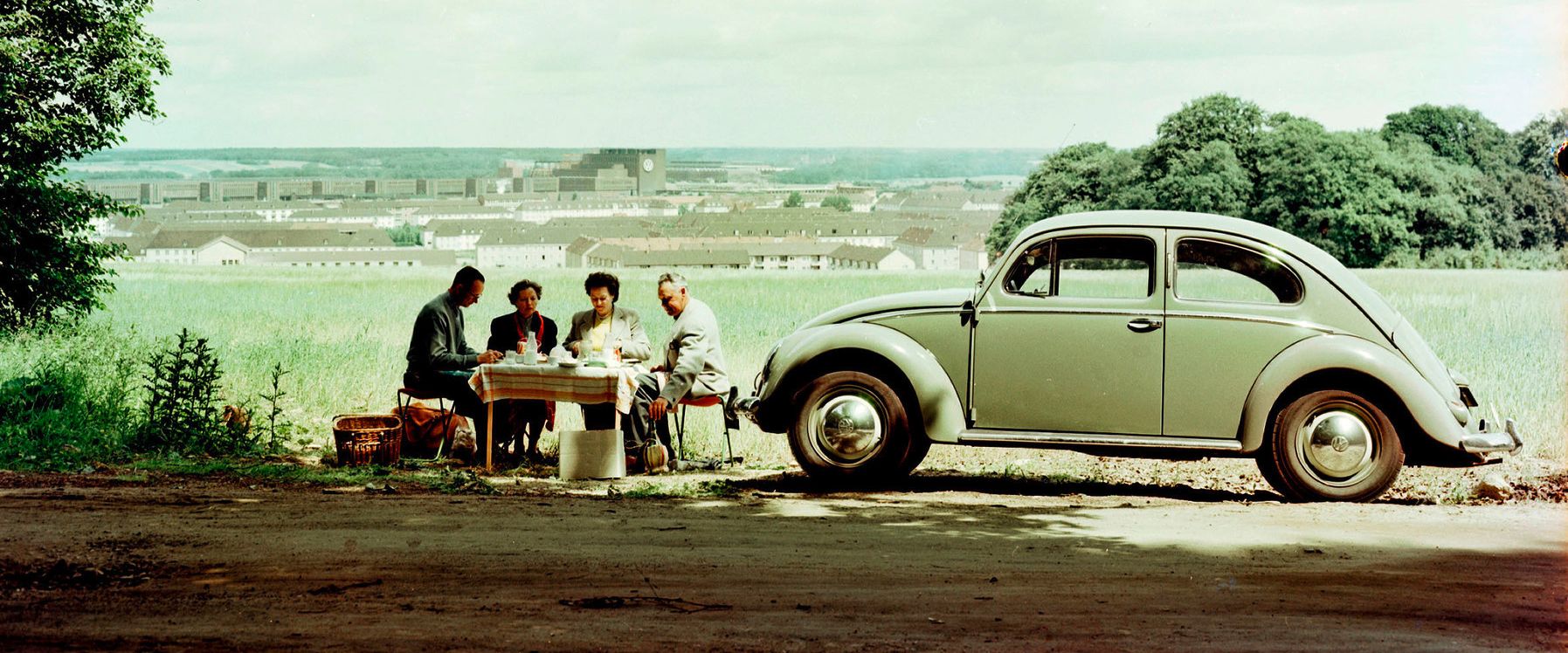 Bogár előtt egy asztalnál ebédelő emberek