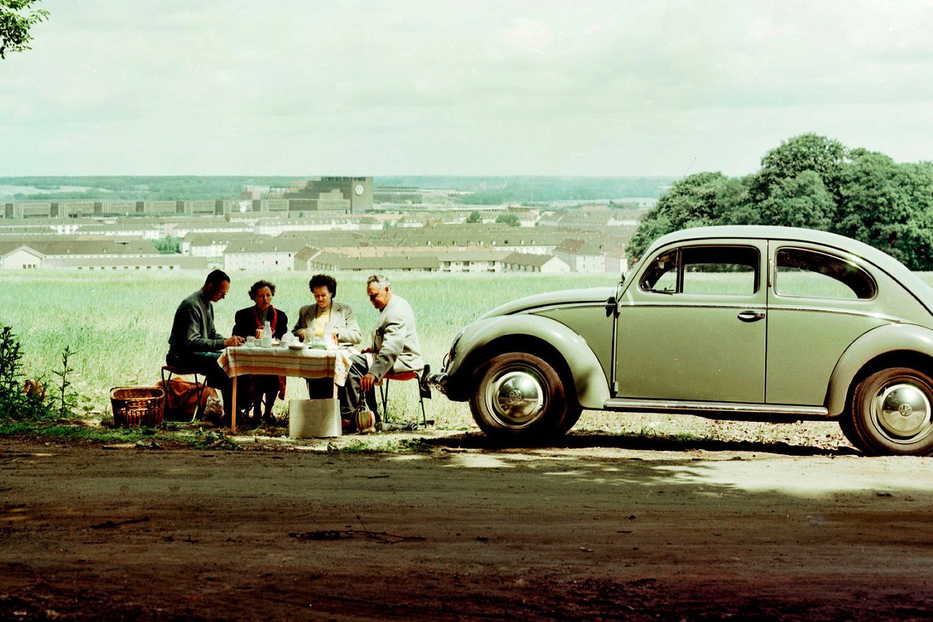 Bogár előtt egy asztalnál ebédelő emberek