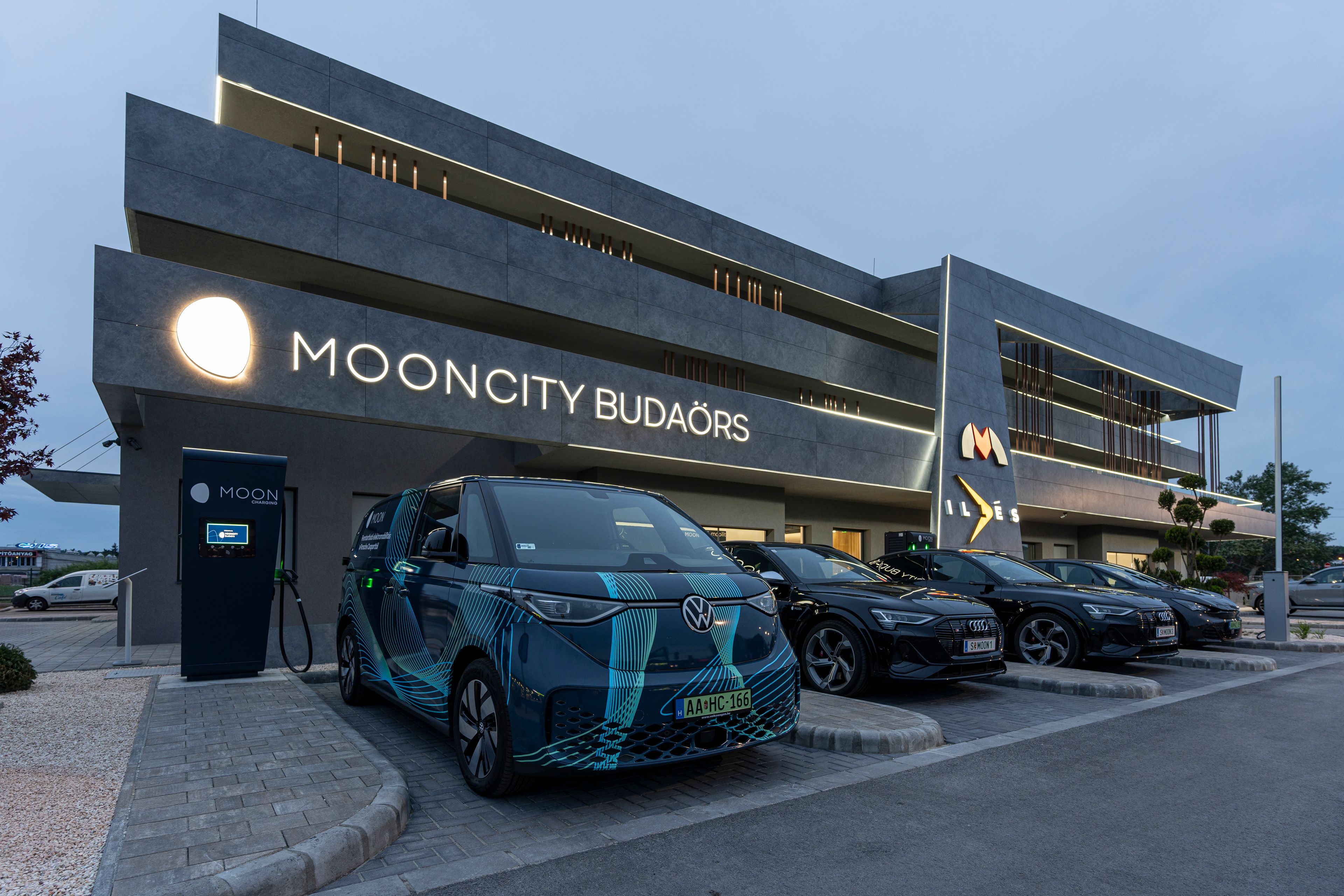 Mooncity épület előtt parkoló VW és Audi modellek