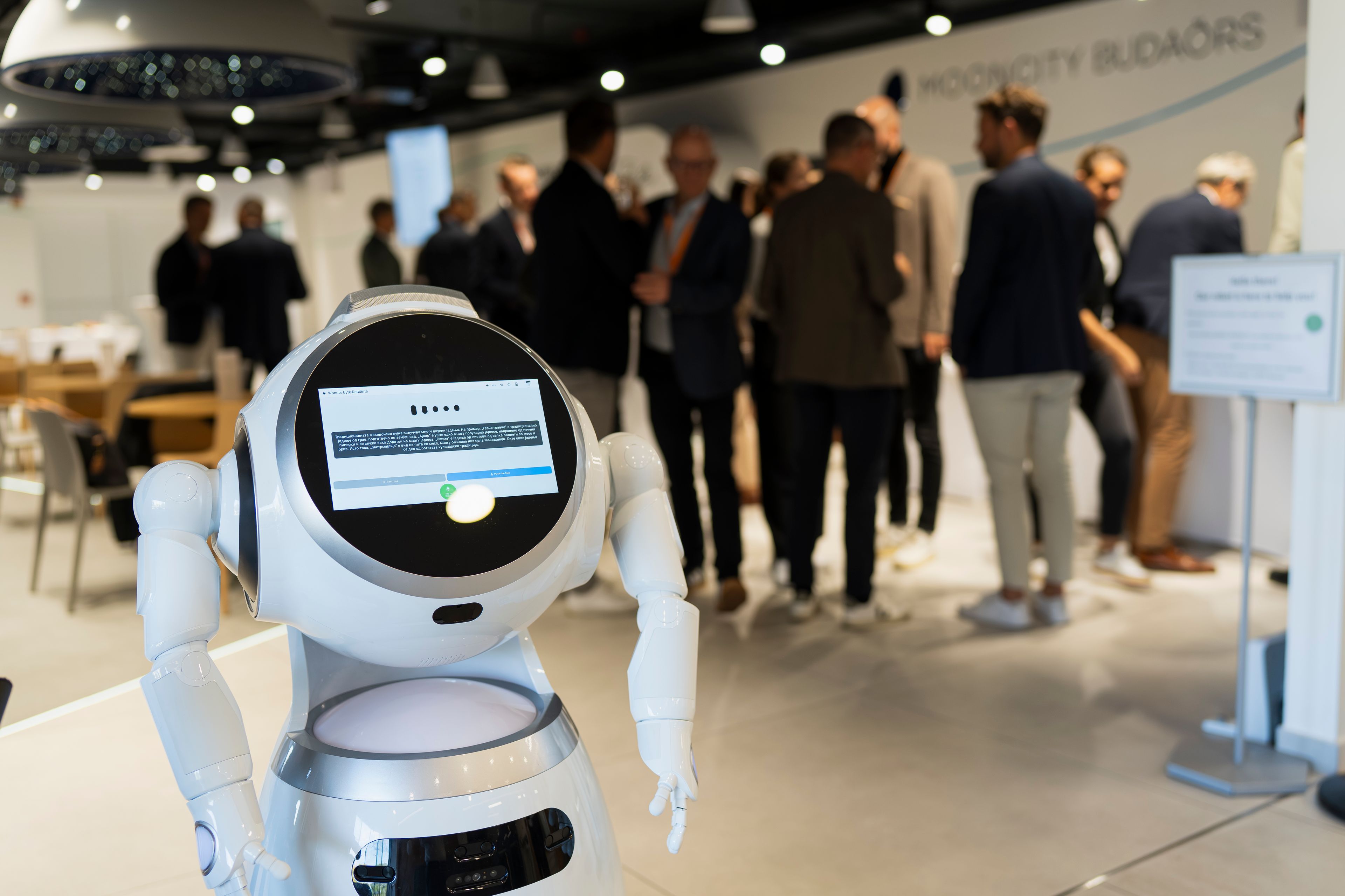 Egy robot mögött emberek állnak