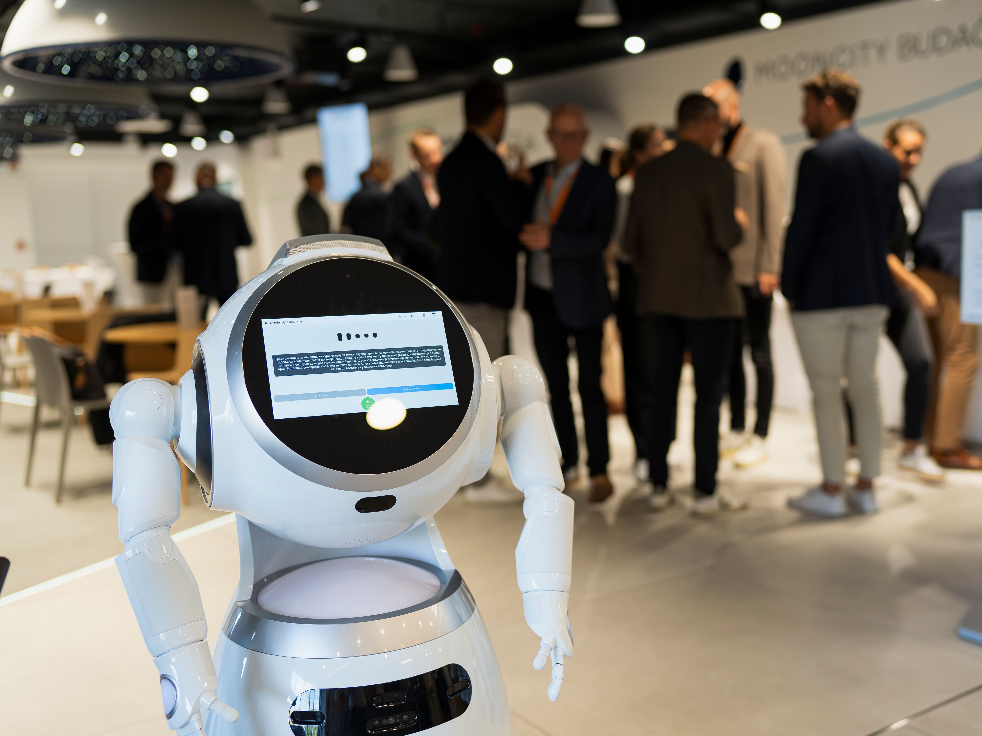 Egy robot mögött emberek állnak